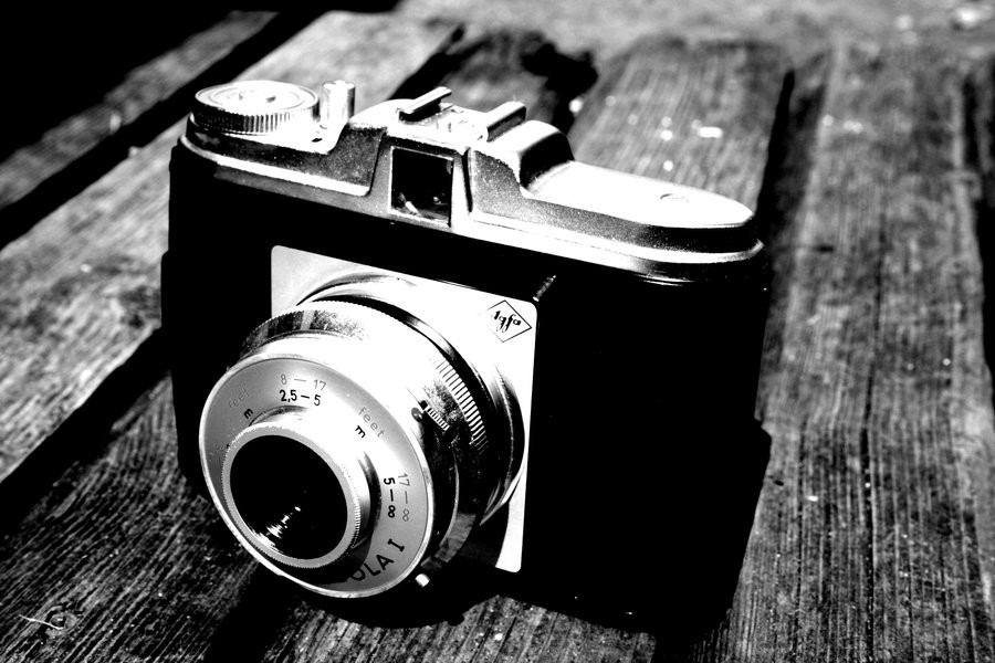 old_camera_in_black_and_white_by_elizabethtown60b-d2y2kbq